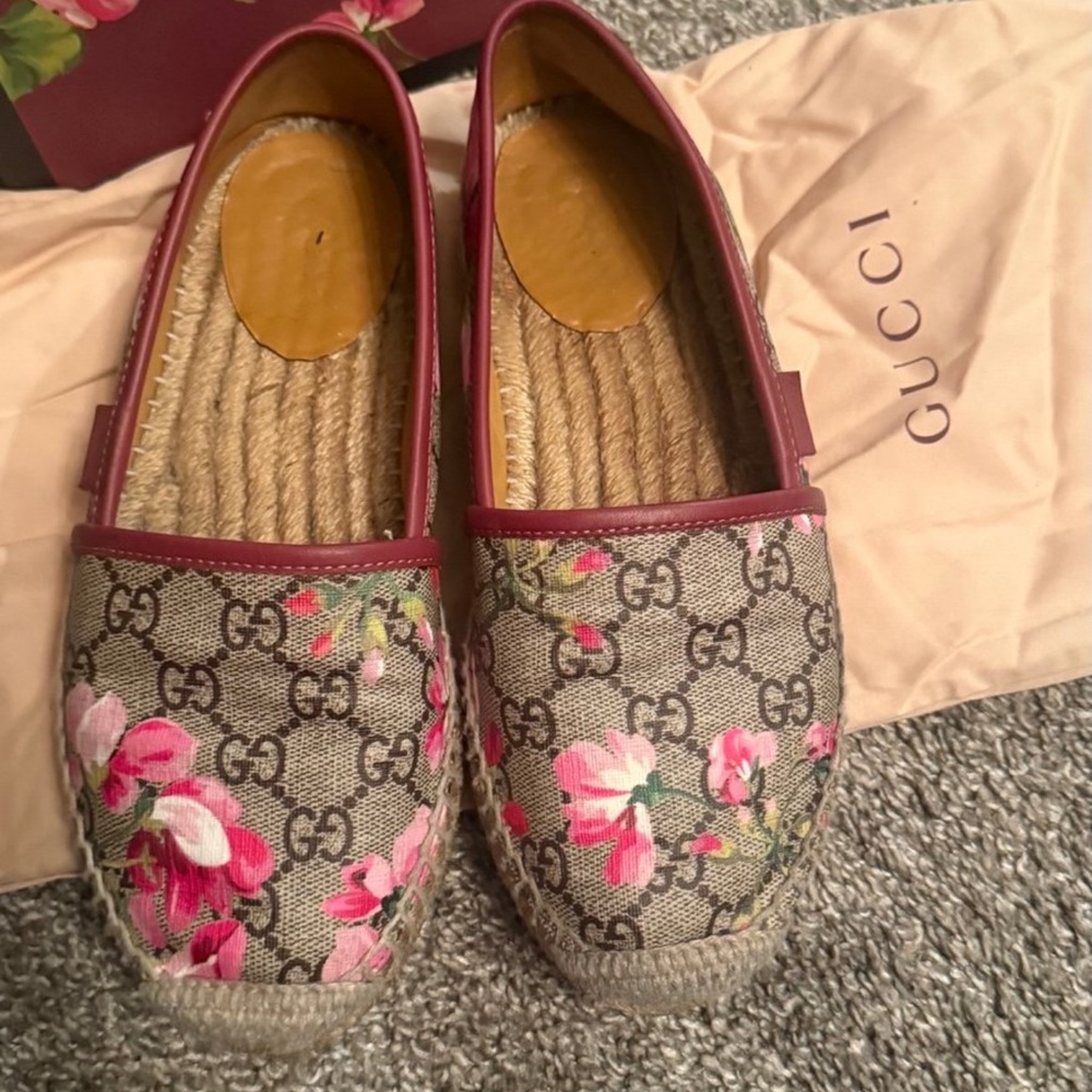 Gucci Women's Espadrilles with Pink Floral Design
